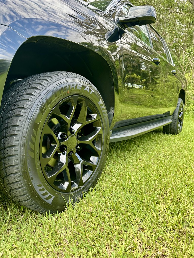 2017 Chevrolet Suburban LT - Photo 17