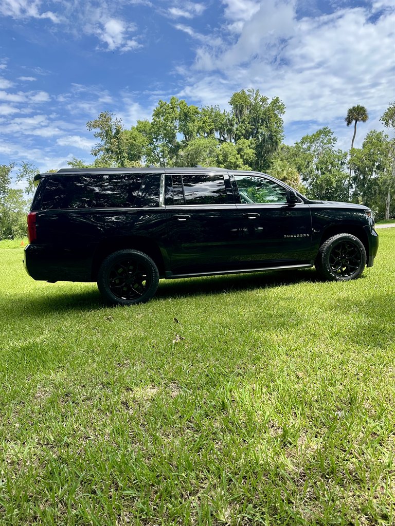 2017 Chevrolet Suburban LT - Photo 6